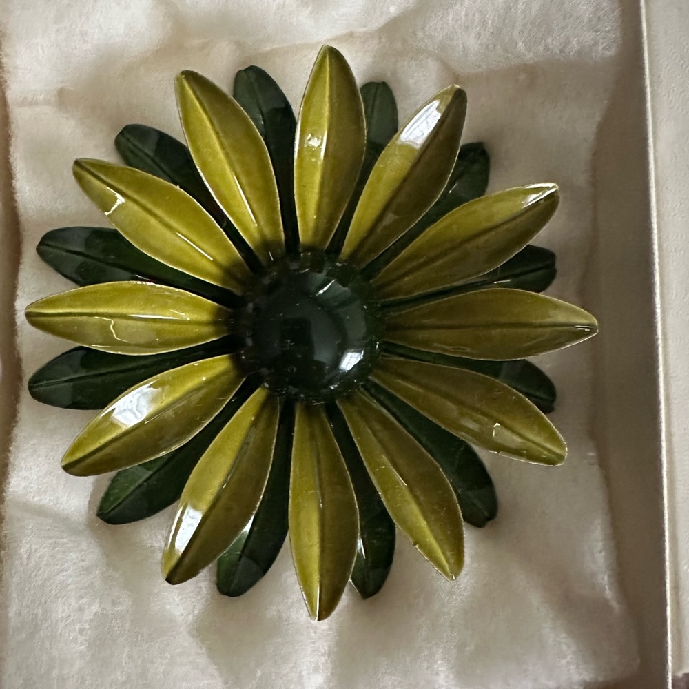 Beautiful brooch, green flower